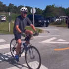 VÍDEO. Así ha sido la caída de Biden de su bicicleta durante un paseo por la playa