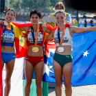 María Pérez, amb Antonella Palmisano i Jemima Montag, després de rebre la medalla de campiona.