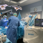 Imatge d’una operació de pròtesi de genoll al Santa Maria amb el braç robot Rosa.