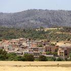 Vista de Baldomar, núcleo de Artesa de Segre, con el paisaje calcinado al fondo. 