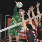 Ramon González remata en un partit del Rodi Balàfia Vòlei.