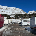 El aparcamiento de Baqueira, lleno de caravanas y furgonetas que usan para dormir temporeros del sector turístico en invierno.