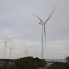 En funcionament el primer parc eòlic en una dècada - Las aspes dels 20 molins del parc eòlic de Solans, entre Llardecans i la Granadella, van començar a funcionar ahir a la tarda després de tres anys d’obres. És el primer parc eòlic que es ...