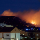 Confinan dos urbanizaciones por un incendio urbano y forestal en Calafell