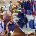 Varias familias compraban ayer material y artículos para el curso escolar en la tienda Agustí Mestre.