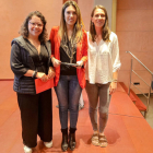 Les tres alumnes de la UdL premiades pel seu projecte 'Més enllà de les paraules'.