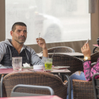 Consumidores fumando en la terraza de un establecimiento en Lleida. 