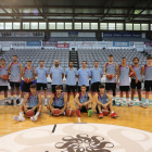 Els jugadors i tècnics de l’ICG Força Lleida que van iniciar ahir els entrenaments de pretemporada al Barris Nord.