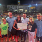 Momento de la entrega del talón durante la clausura del Adifolk. 