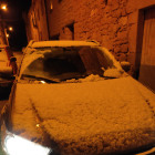 Un cotxe cobert de neu a la Pobla de Cérvoles
