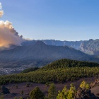 Humo provocado por las llamas del incendio de La Palma en Puntagorda, en la isla de La Palma.
