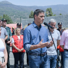 El presidente del Gobierno en funciones, Pedro Sánchez, interviene durante su visita a la zona afectada por el incendio este lunes en Tenerife.