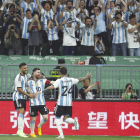 Messi celebra amb els companys el gol més ràpid de la seua carrera.