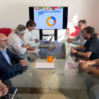 Miembros de Afrucat y de la UGT reunidos en la sede de la patronal frutícola en Lleida.