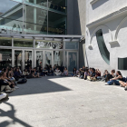 Estudiantes de la Blanquerna protestaron ayer con una sentada contra un docente denunciado 4 veces.