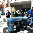 La tractorada llegó tras doce horas de trayecto, desde el lunes, a la sede de la CHE en Zaragoza, donde la policía esperaba a la comitiva.