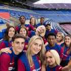 Jugadores i jugadors del Barça, amb la nova equipació.