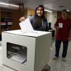 Ciutadans votant a la delegació del Govern a Lleida després del 9-N.