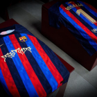 Camiseta que lucirá el FC Barcelona en el Clásico del 19 de marzo con el logo de 'Motomami' de Rosalía