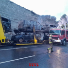 Es crema un camió que transportava furgonetes a l'A-2 a Montmaneu