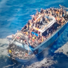 Imatge aèria del pesquer amb centenars de migrants a bord abans del seu enfonsament davant Grècia.