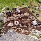 Excavación de los restos de una casa de la Edad del Bronce antiguo (de hace unos 3825-3775 años) donde se observa la base de una pared de piedra.