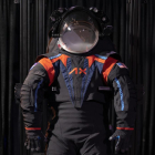 Així és el vestit espacial que portarà la primera astronauta que trepitgi la Lluna