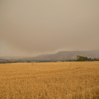 El humo del incendio de Baldomar, visible ayer desde Tremp.  
