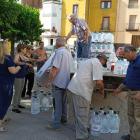 Repartiment d’aigua embotellada durant el matí d’ahir a la plaça de Bovera.