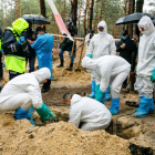 Las autoridades terminaron ayer la exhumación de la fosa de Izium.