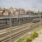 El pla de l’estació preveu cobrir aquest tram de les vies entre Comtes d’Urgell i la terminal de trens.