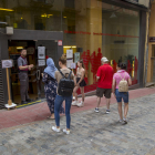 Imagen de archivo de personas haciendo cola ante la Oficina Local de Vivienda de la calle Cavallers.