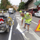 Operarios pintando ayer la señalización horizontal en la calle Salmerón.