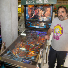 El vecino de Artesa de Lleida cuenta con máquinas de juegos como ‘Mortal Kombat’, así como un Pinball o un tablero de hockey aéreo.