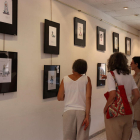 Visitantes, en la muestra en recuerdo de Josep Maria Ballarín. 