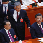 Hu Jintao es escoltado para abandonar el XX Congreso del  PCCh ante la impasibilidad de Xi Jinping.