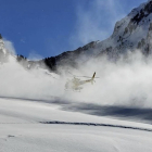 Imatge de l’helicòpter dels Pompièrs a la zona de l’accident ahir a Aran.