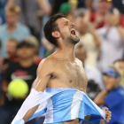 Djokovic se rompió la camiseta después de asegurarse el título.