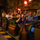 Un grupo de personas montadas en la nueva atracción 'Uncharted' de PortAventura World.