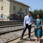 El secretario de Territorio y Movilidad, Isidre Gavín, y la alcaldesa de Almacelles, Vanesa Olivart, delante de la estación de trenes del municipio