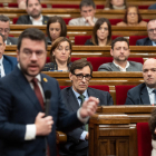 Salvador Illa escolta Pere Aragonès en el ple del Parlament.