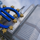 Imatge del monument dedicat a l’euro, davant la seu del Banc Central Europeu a Frankfurt.