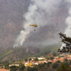 Imagen de las tareas de extinción del incendio de Tenerife sobre el valle de La Orotava.