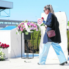 Una mujer participa en el homenaje a las víctimas en el aeropuerto de El Prat el 23 de marzo.