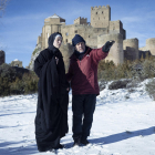 El director, Antonio Chavarrías, y la actriz Daniela Brown, durante el rodaje en Loarre (Huesca).
