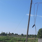 Uno de los postes afectados por robo de cables de cobre. 