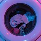 Lavar la ropa de cama a más de 50 grados es una de las medidas para eliminar las chinches.