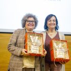 Les homenatjades, Assumpta Costafreda i Pilar Sanjuan, sostenint la figura creada per Ilersis.