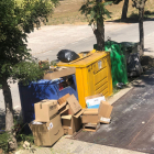 Imagen de la acumulación de basuras en una isla de contenedores de Sant Guim de la Plana. 