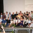 Foto final diumenge a l’escenari a la col·legiata de Sant Pere d’Àger amb els guanyadors de les diverses categories del festival, els membres del jurat i els organitzadors.